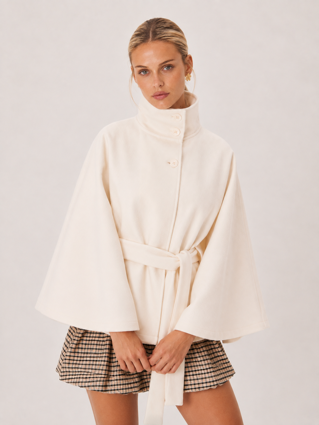 Cape Jacke für Damen in Weiß mit hohem Stehkragen und Bindegürtel
