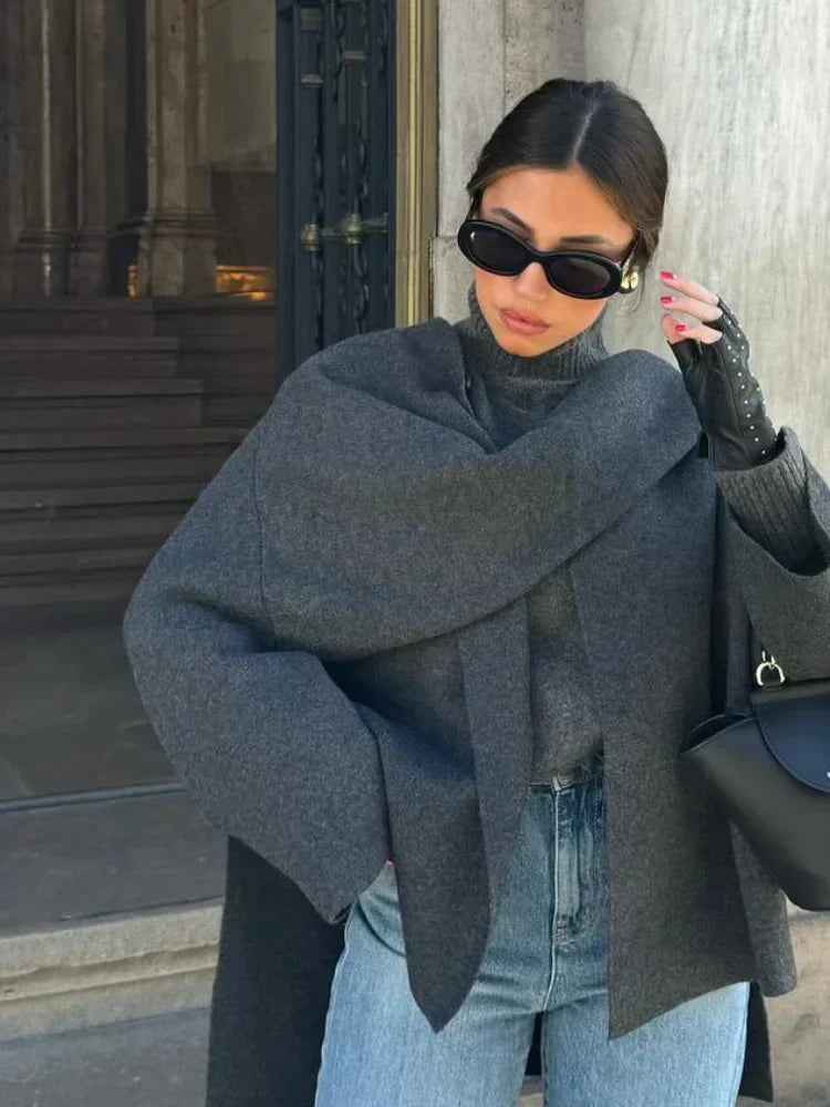Rückansicht des oversized Cape Mantels mit drapierter Silhouette