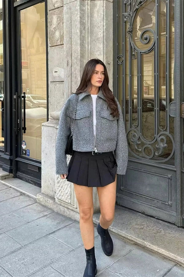 Rückansicht der Damen-Kurzjacke in Grau mit verkürzter Silhouette