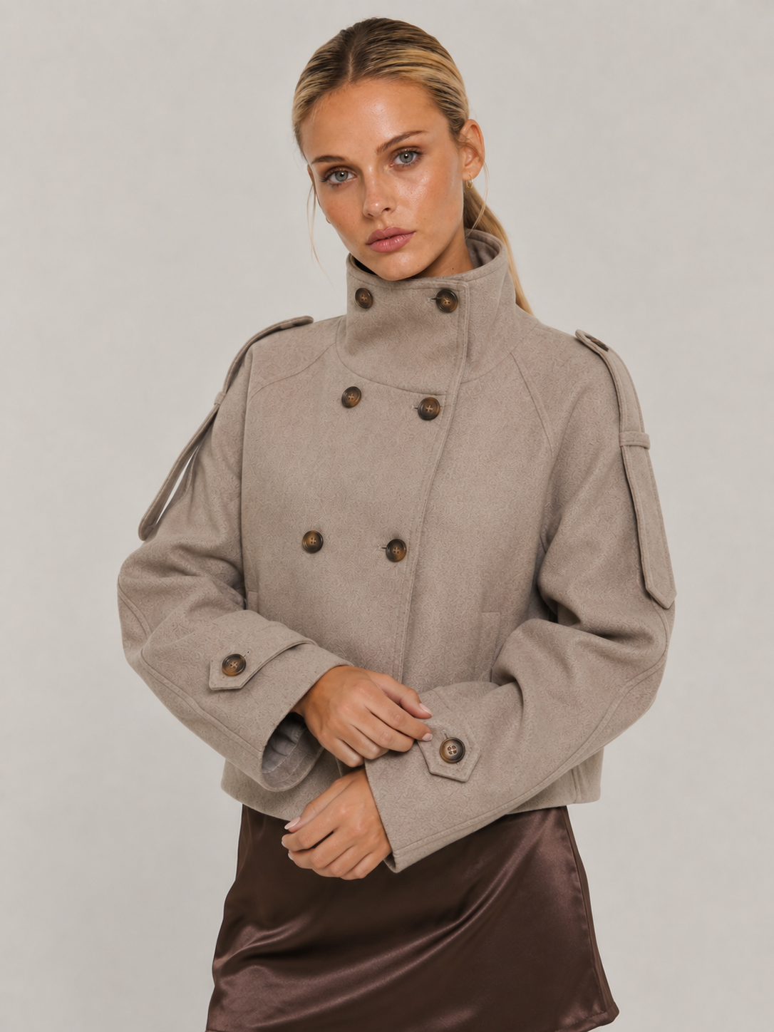 Kurzmantel in Beige von der Seite, mit leicht verkürztem Zuschnitt