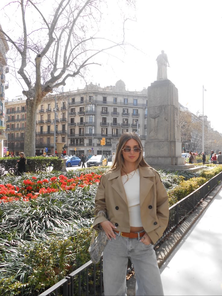 Kurzjacke Damen zweireihig mit Reverskragen und Schulterklappen COLETTE in Beige – Streetstyle