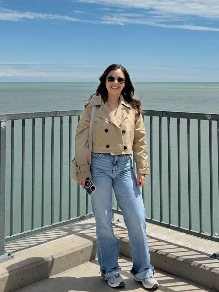 Kurzjacke Damen zweireihig mit Reverskragen und Schulterklappen COLETTE in Beige – Streetstyle