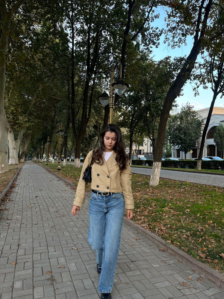 Kurzjacke Damen zweireihig mit Reverskragen und Schulterklappen COLETTE in Beige – Streetstyle