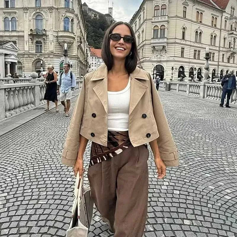 Kurzjacke Damen zweireihig mit Reverskragen und Schulterklappen COLETTE in Beige – Streetstyle