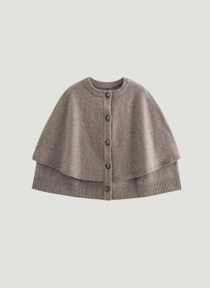 Graues Strickcape ohne Model, Vorderansicht mit geschlossener Knopfleiste