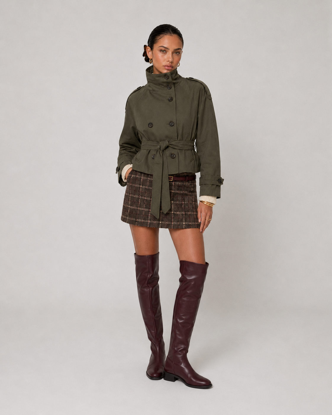 Rückansicht des kurzen Damen-Trenchcoats in Armygrün mit Gürtel in der Taille