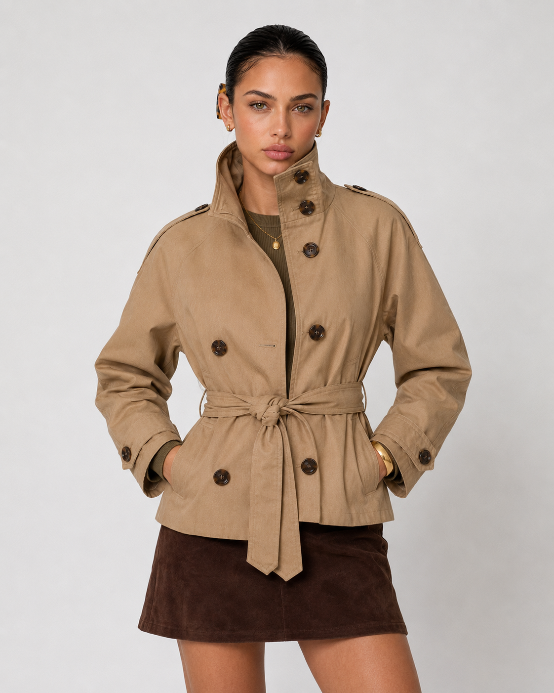Kurzer Trenchcoat in Khaki am Körper getragen, die Länge endet knapp unter der Taille