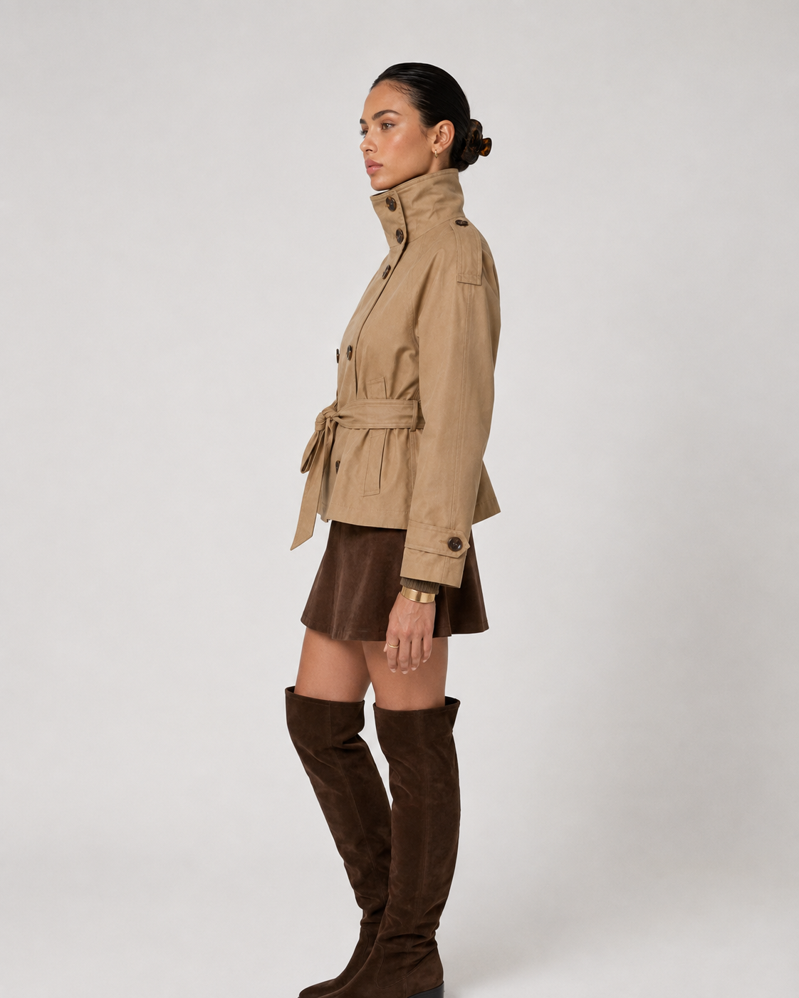 Rückansicht des kurzen Damen-Trenchcoats in Khaki mit gerader Linie und Gürtel in der Taille