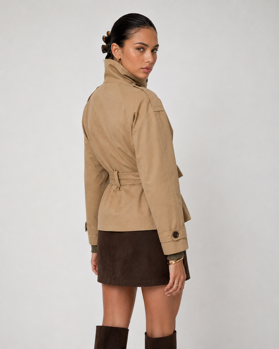 Detail der zweireihigen Knopfleiste und des Bindegürtels am kurzen Trenchcoat in Khaki