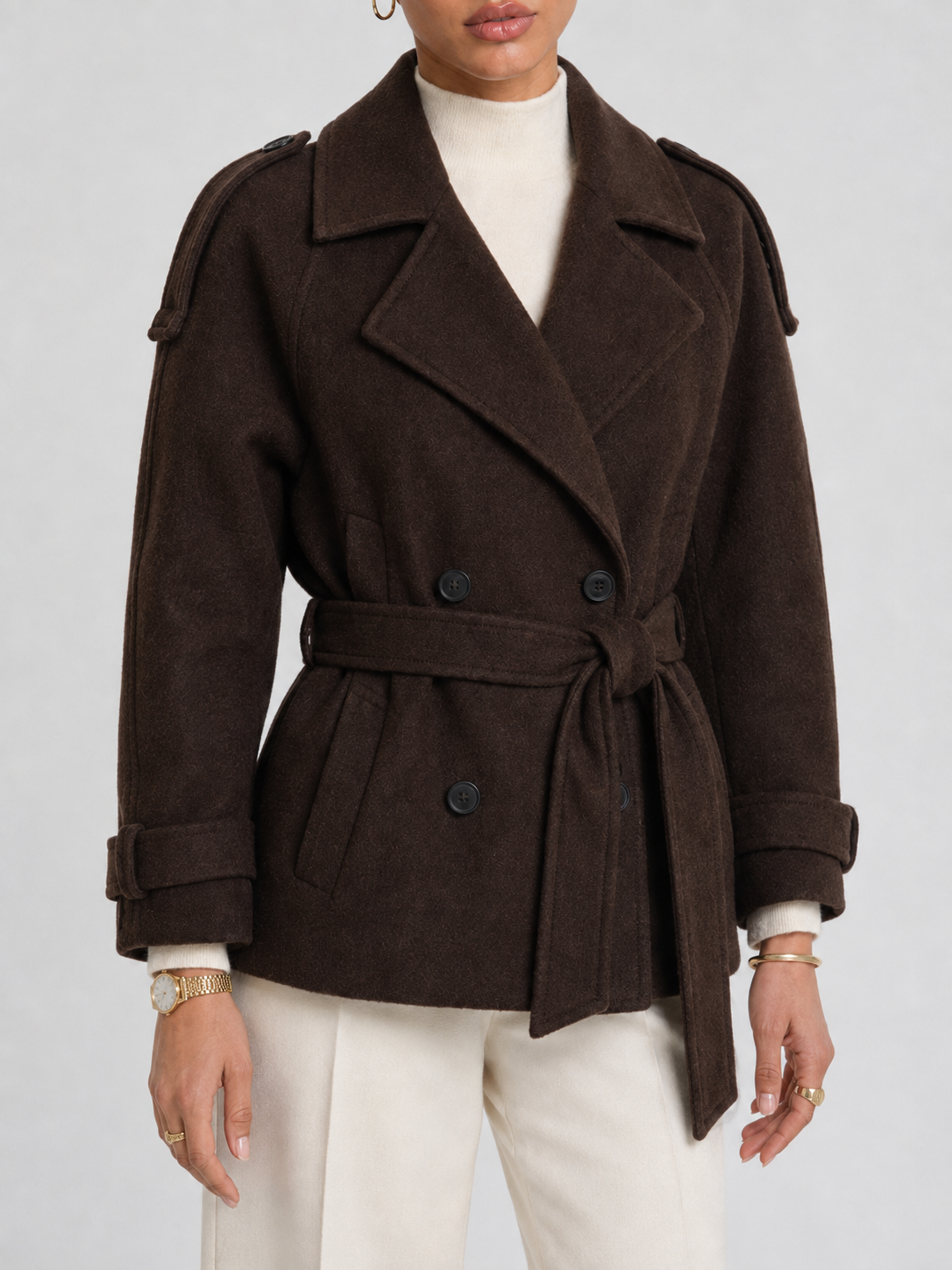 Kurzer Trenchcoat in Braun von der Seite, betonte Schultern und Länge oberhalb der Hüfte