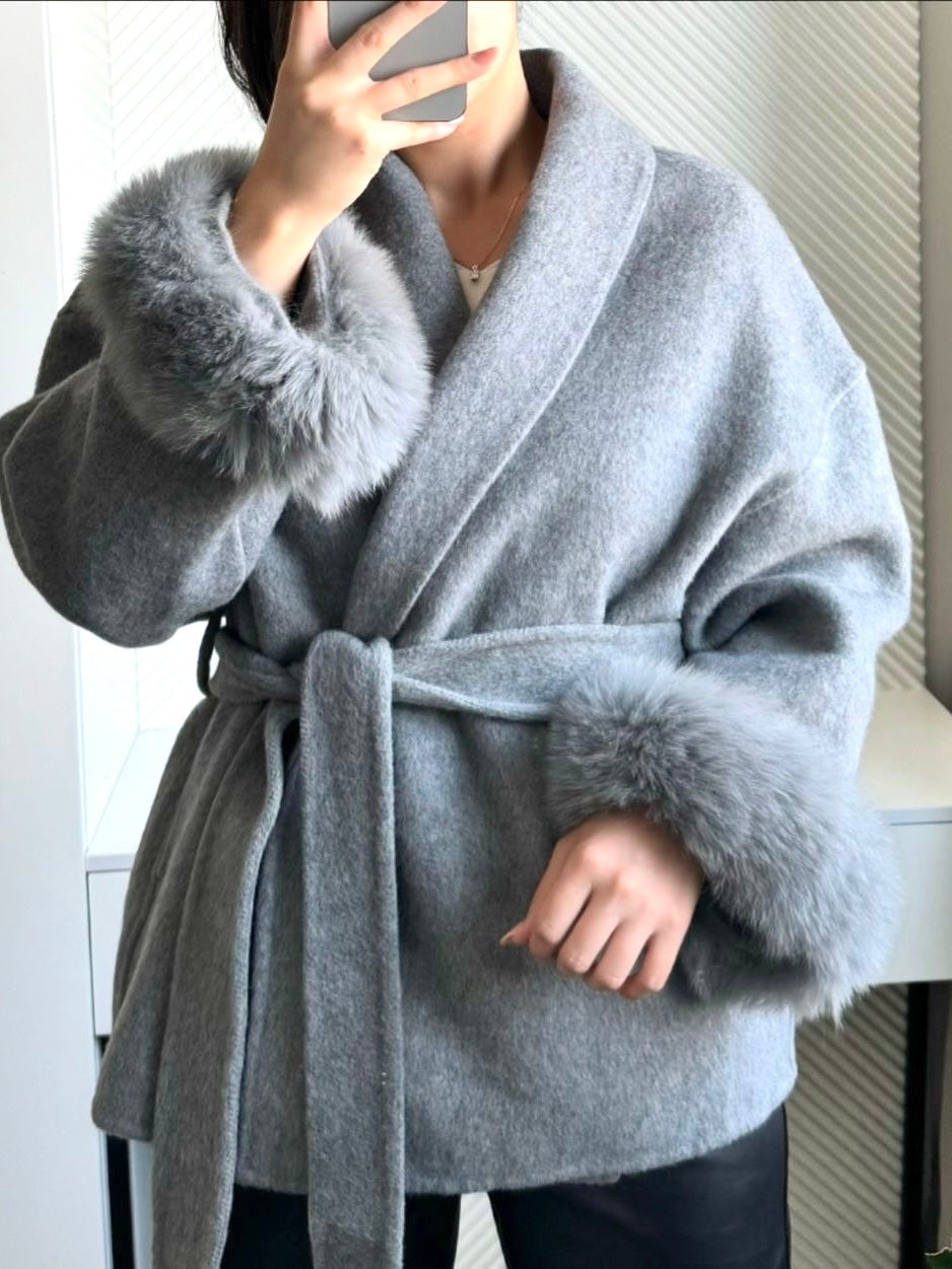 Mantel Damen mit Bindegürtel und Kunstfell-Manschetten CELINE in Grau – Streetstyle