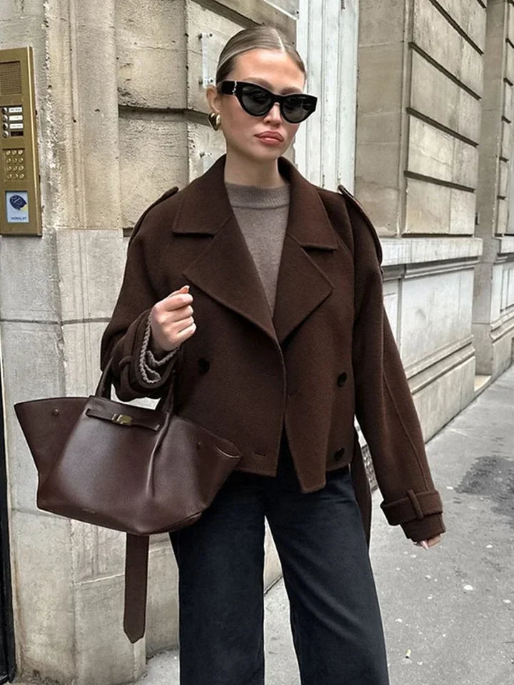 Trenchcoat Damen kurz mit Reverskragen in Braun CAMILLE – Streetstyle