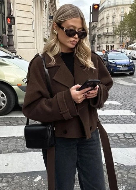 Trenchcoat Damen kurz mit Reverskragen in Braun CAMILLE – Streetstyle