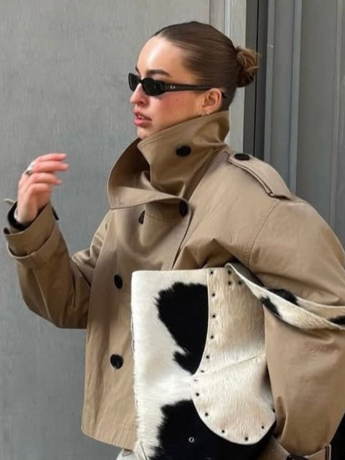 Trenchcoat Damen kurz mit Gürtel und Stehkragen CATH in Khaki – Streetstyle