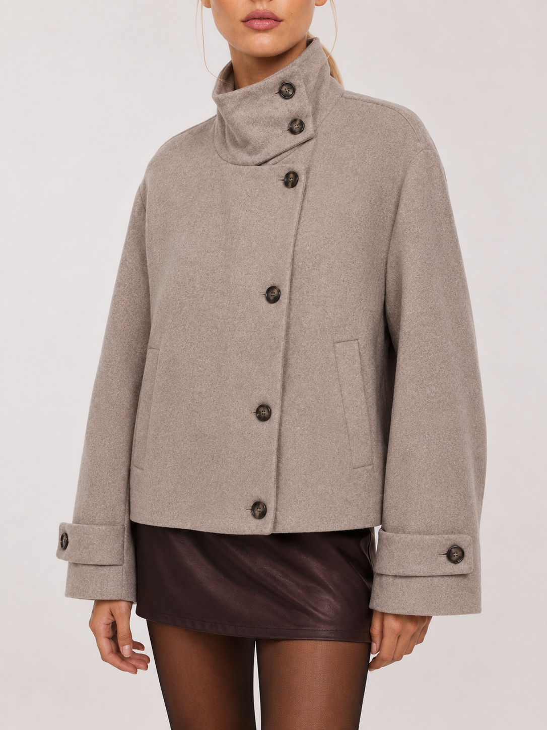 Kurze Damenjacke in Grau mit hohem Stehkragen und asymmetrischer Knopfleiste, frontal getragen