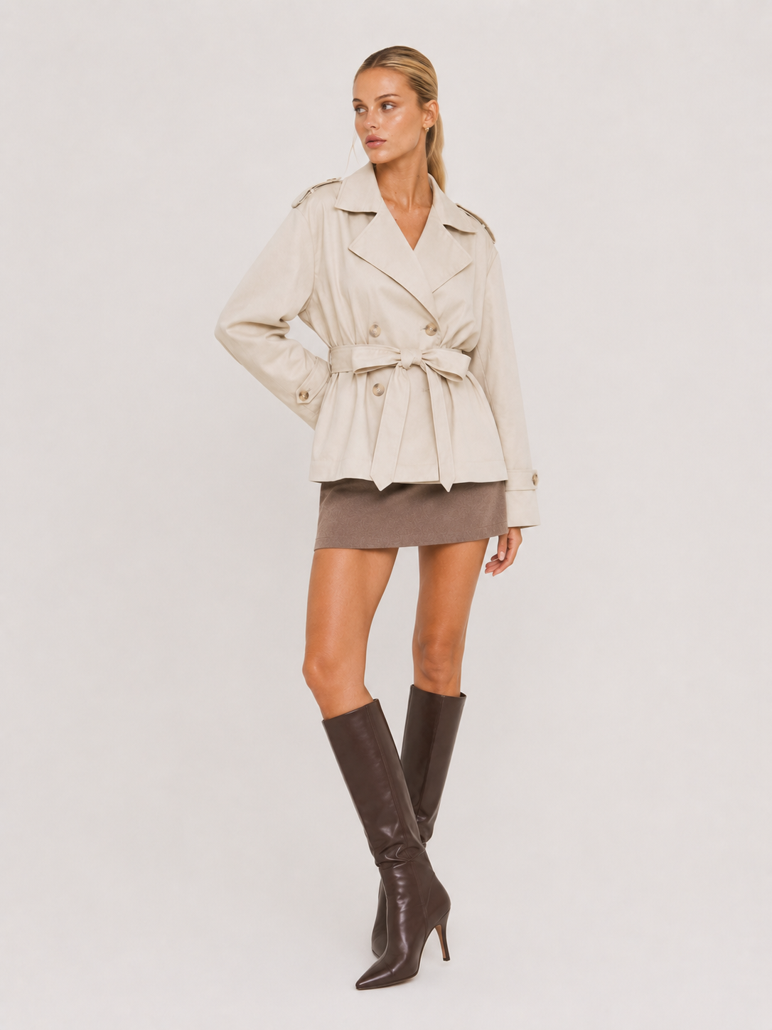 Detail des Bindegürtels am oversized Damen-Trenchcoat in Beige