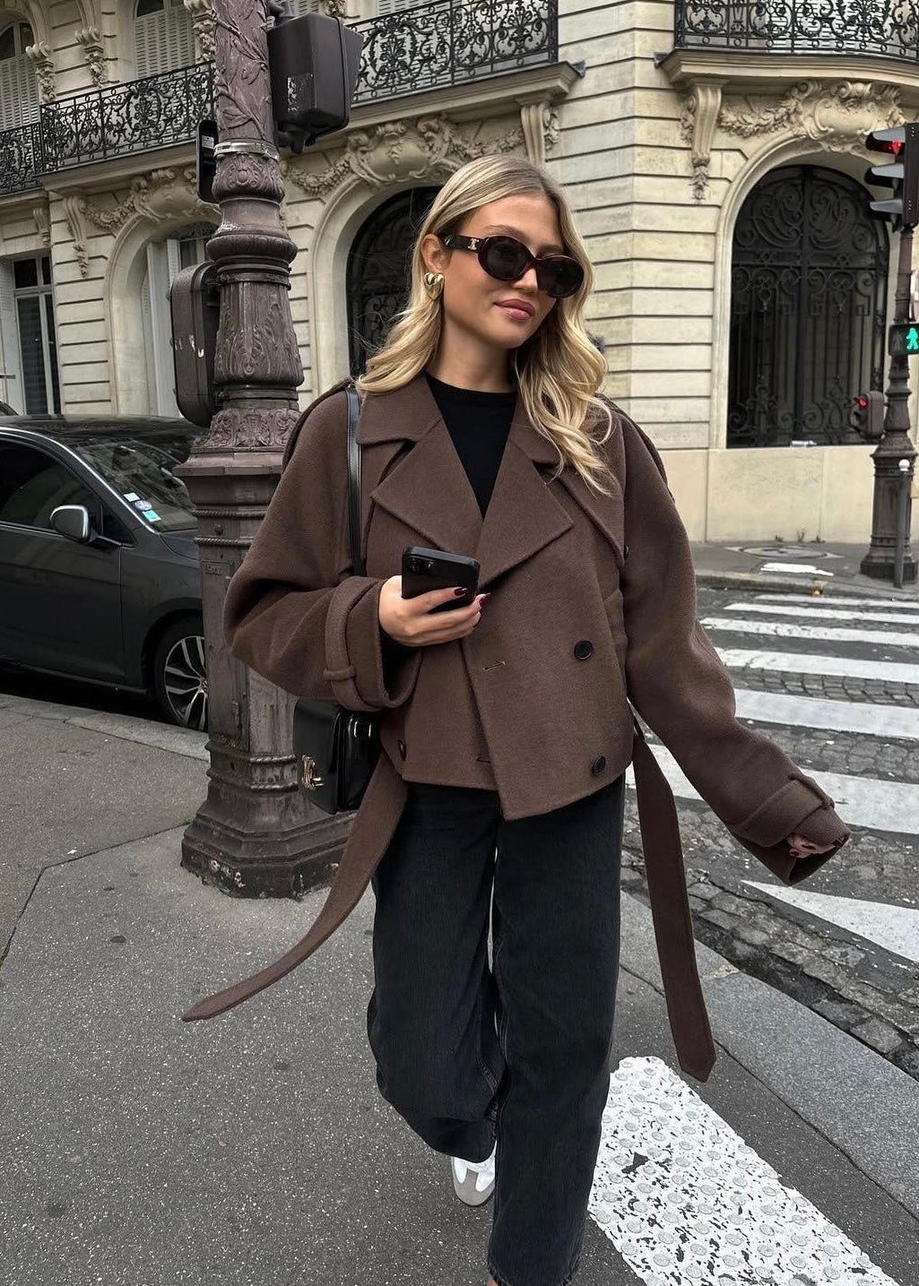 Trenchcoat Damen kurz mit Reverskragen in Braun CAMILLE – Streetstyle
