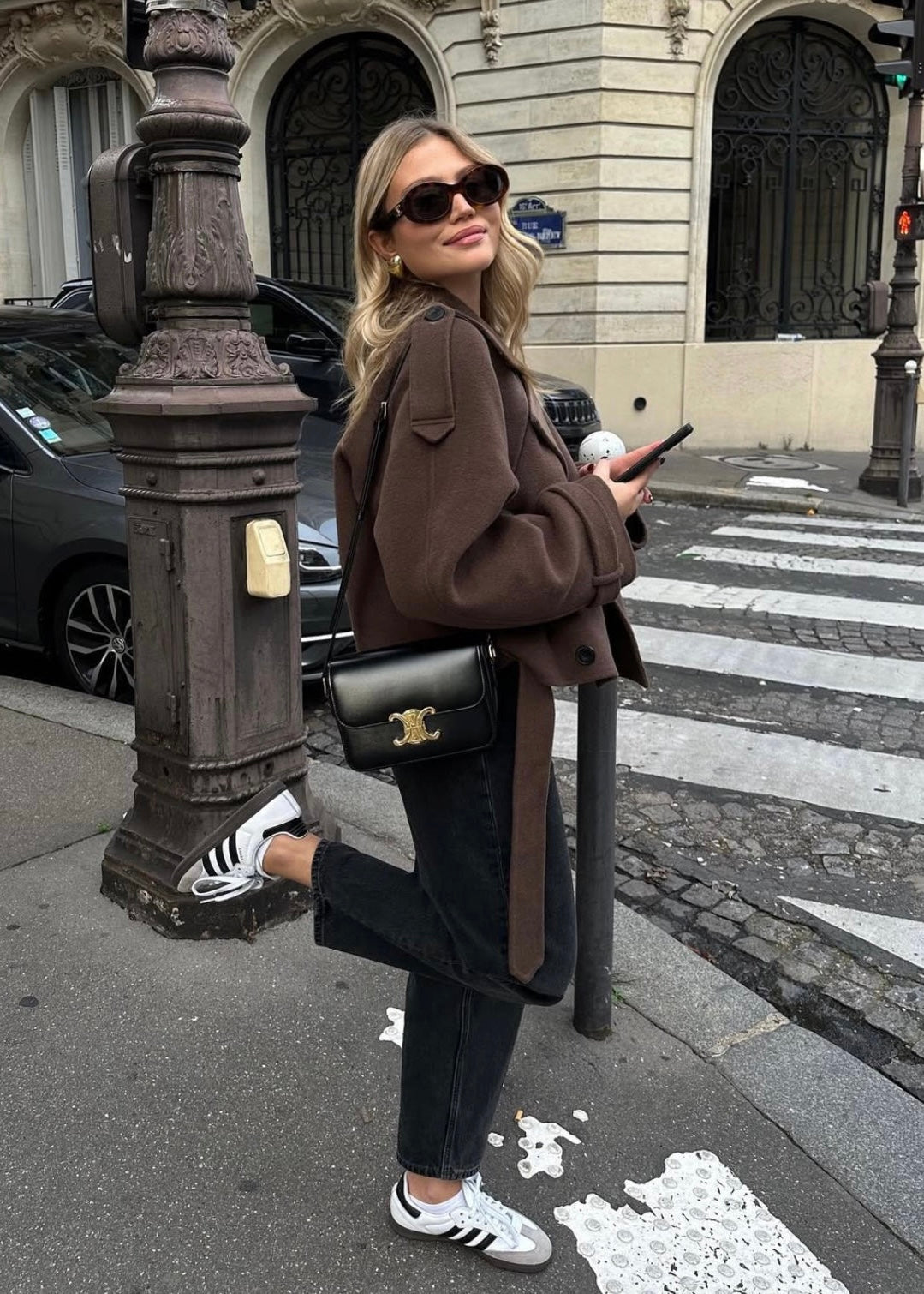 Trenchcoat Damen kurz mit Reverskragen in Braun CAMILLE – Streetstyle