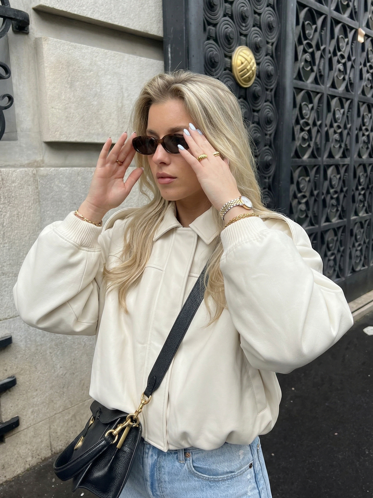 Bomberjacke Damen in Wildlederoptik mit Stehkragen LARA in Weiß – Streetstyle