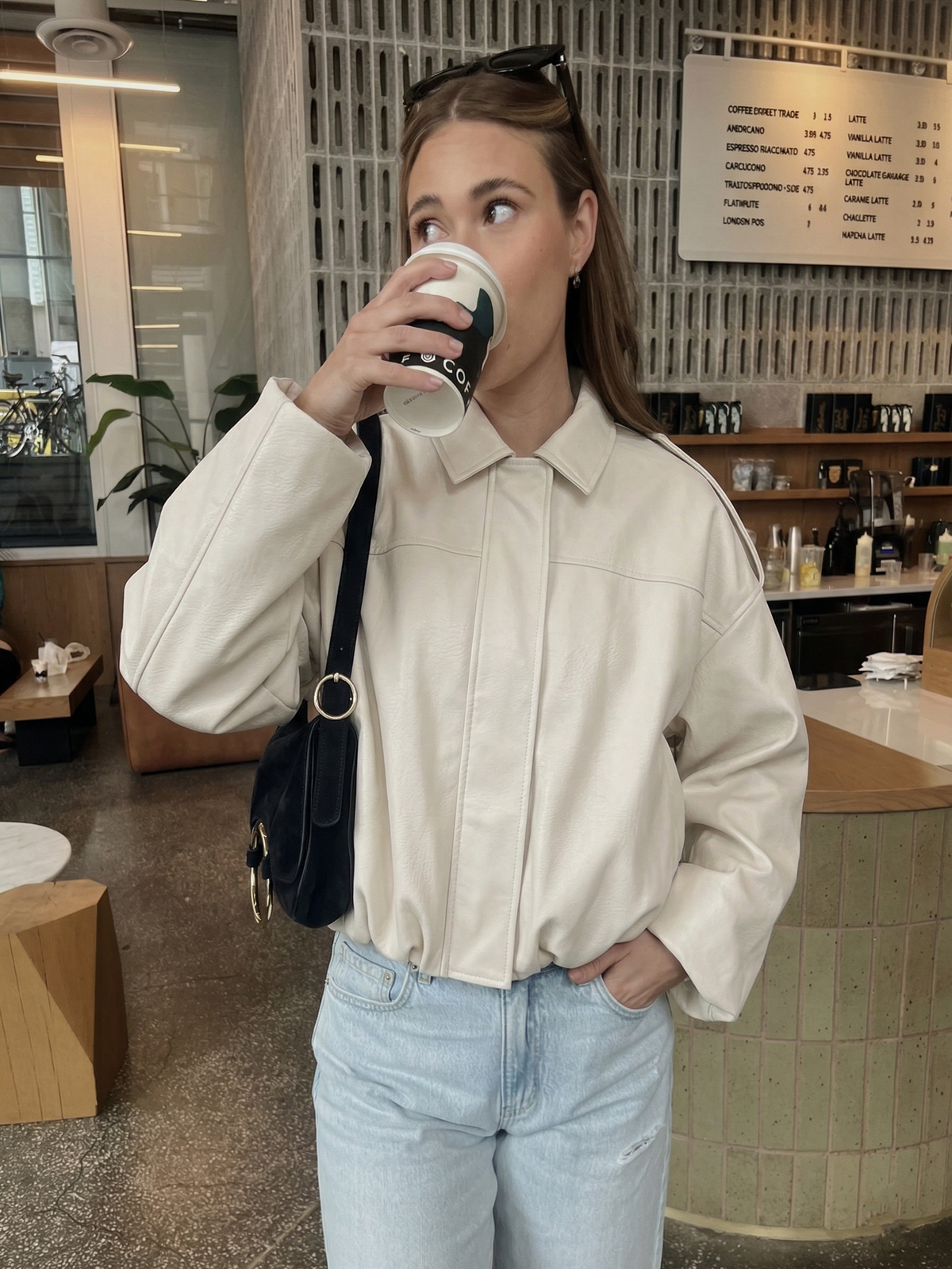 Bomberjacke Damen in Wildlederoptik mit Stehkragen LARA in Weiß – Streetstyle