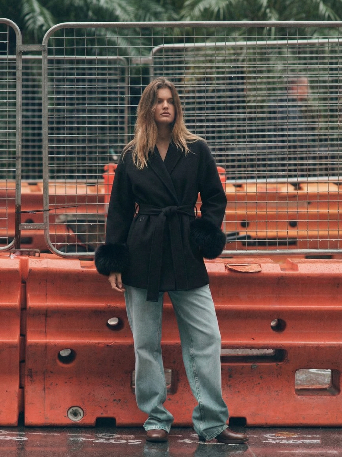 Mantel Damen mit Bindegürtel und Kunstfell-Manschetten CELINE in Schwarz – Streetstyle