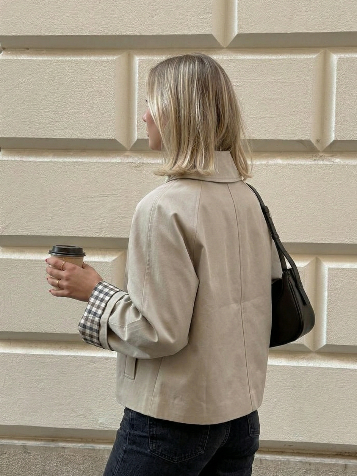 Kurzmantel in Apricot mit klassischem Kragen und ruhiger Front