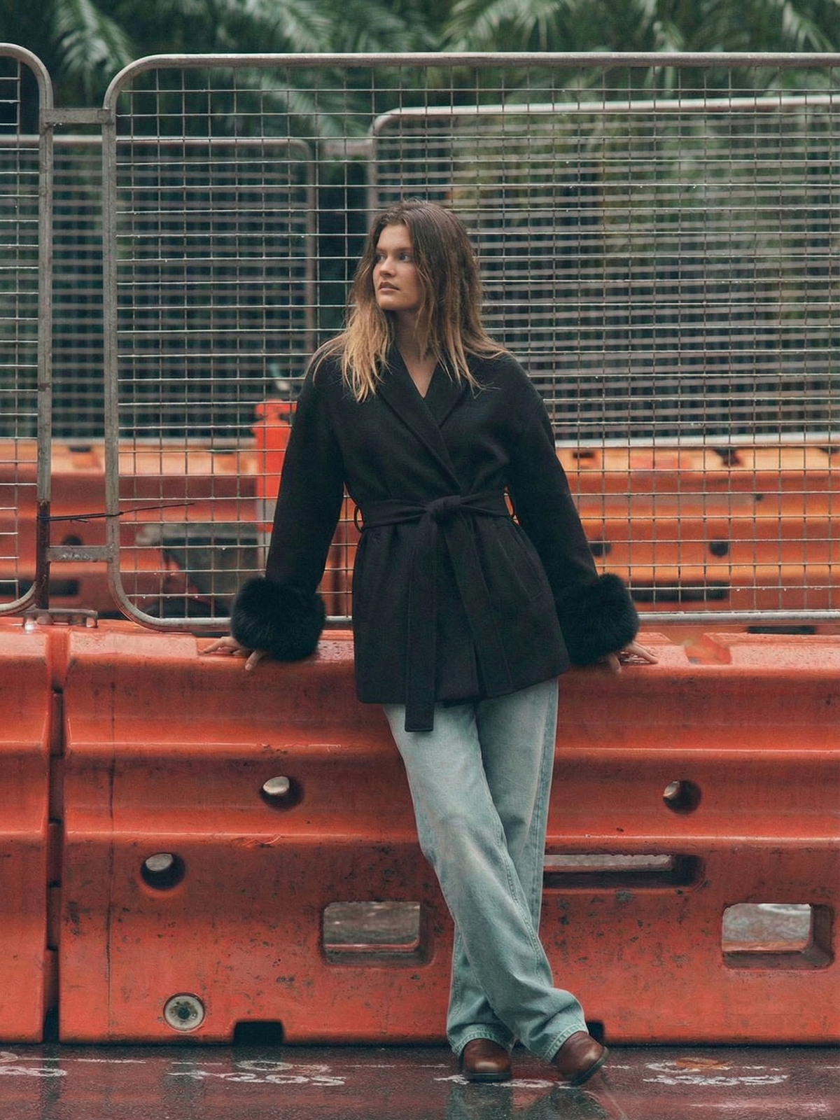 Mantel Damen mit Bindegürtel und Kunstfell-Manschetten CELINE in Schwarz – Streetstyle