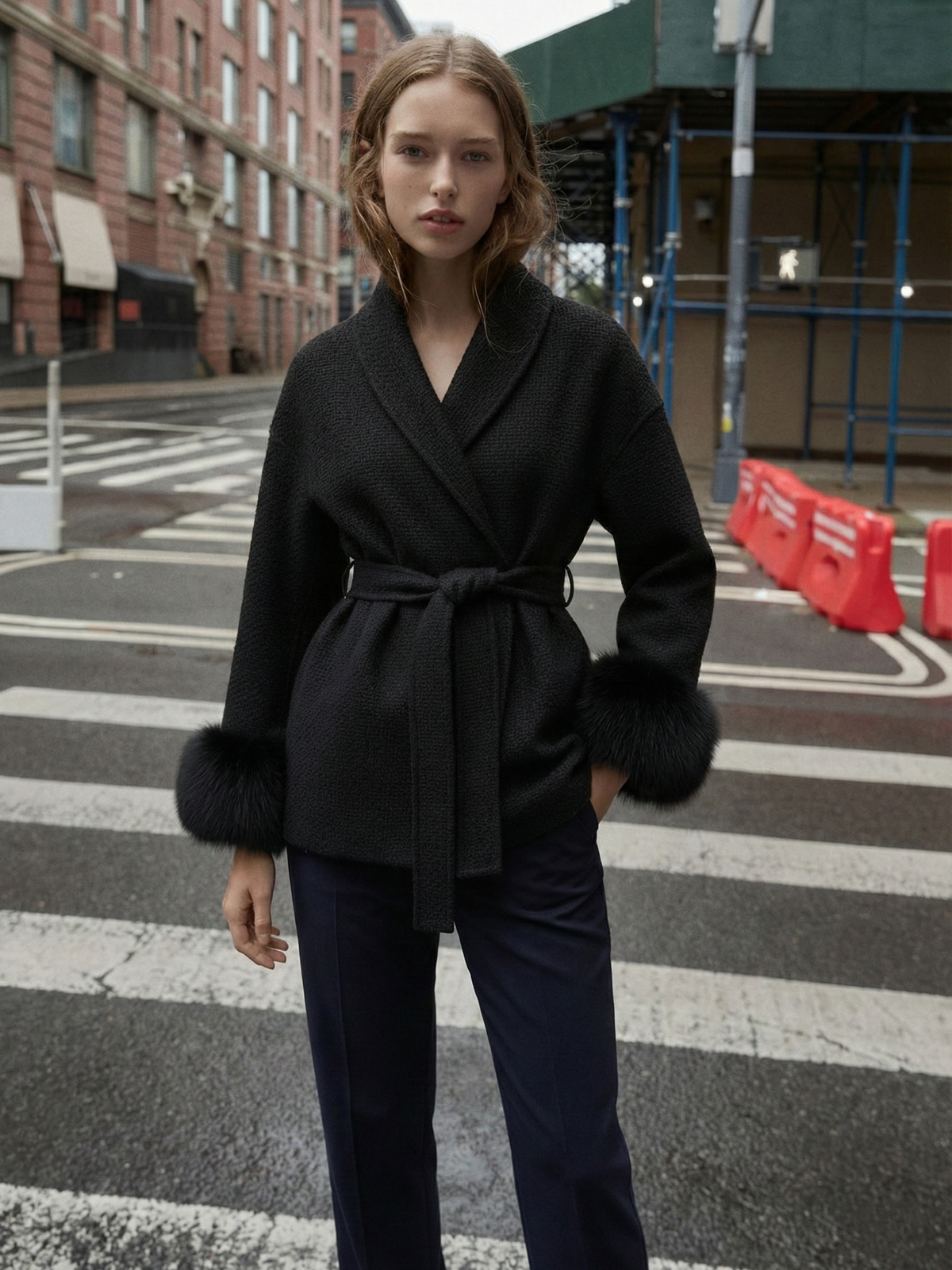 Mantel Damen mit Bindegürtel und Kunstfell-Manschetten CELINE in Schwarz – Streetstyle