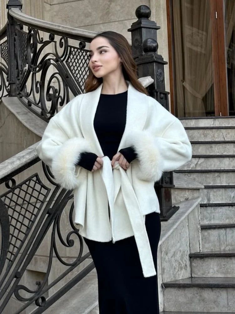 Mantel Damen mit Bindegürtel und Kunstfell-Manschetten CELINE in Weiß – Streetstyle