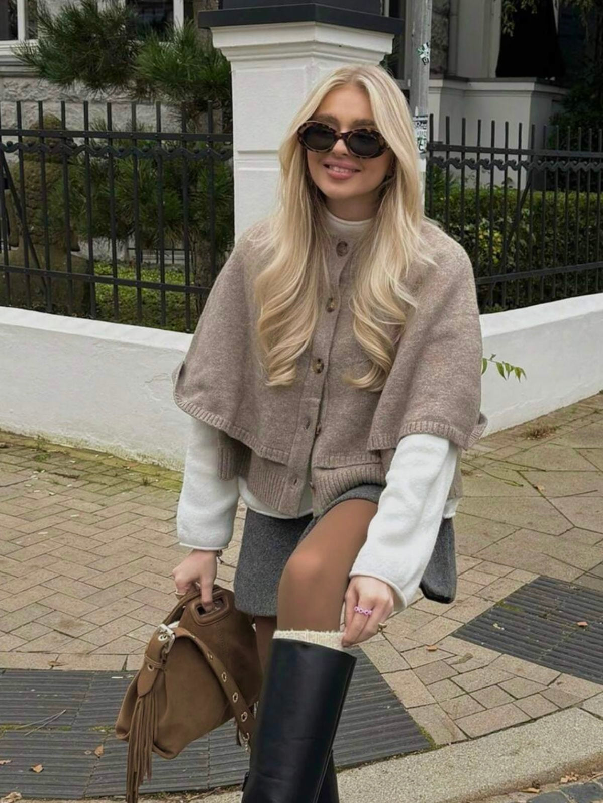 Strickcape Damen mit Knopfleiste und geripptem Saum BLAKE – Streetstyle