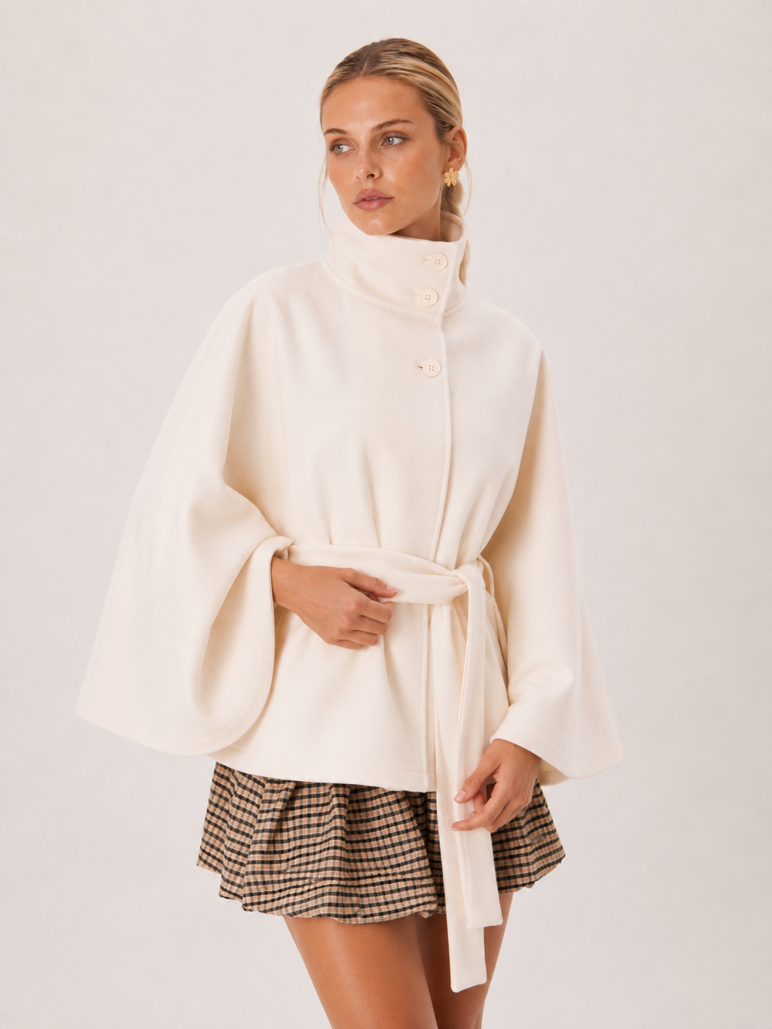 Cape Jacke in Weiß von der Seite, weiter Cape-Körper über der Schulter