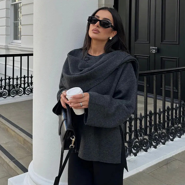 Detail der Drapierung im Stoff des oversized Damen-Cape-Mantels