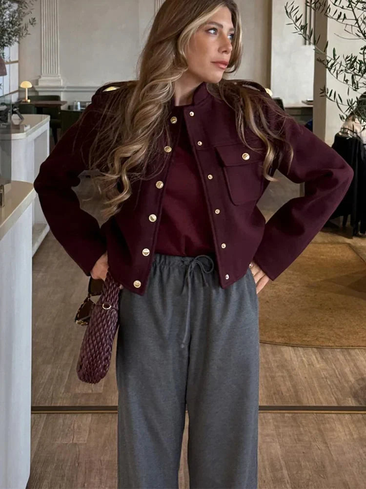 Kurzjacke in Bordeaux von der Seite, körpernaher Schnitt mit betonter Taille