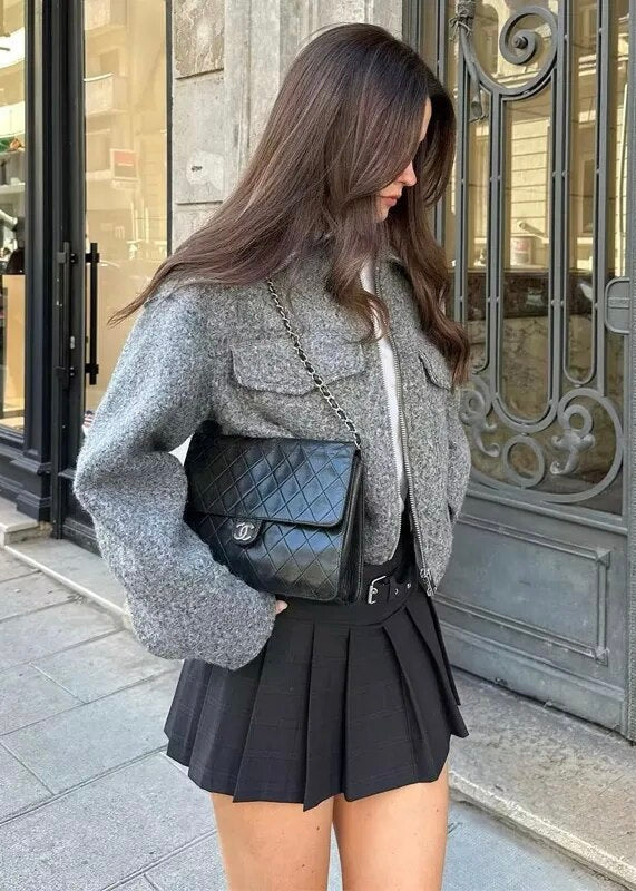 Detail der aufgesetzten Pattentasche an der grauen Damen-Kurzjacke