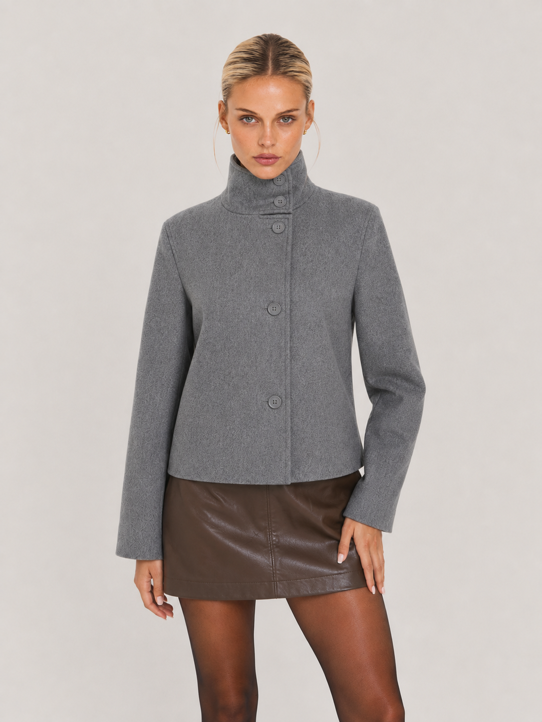 Kurzmantel für Damen in Grau mit hohem Stehkragen und asymmetrischer Knopfleiste