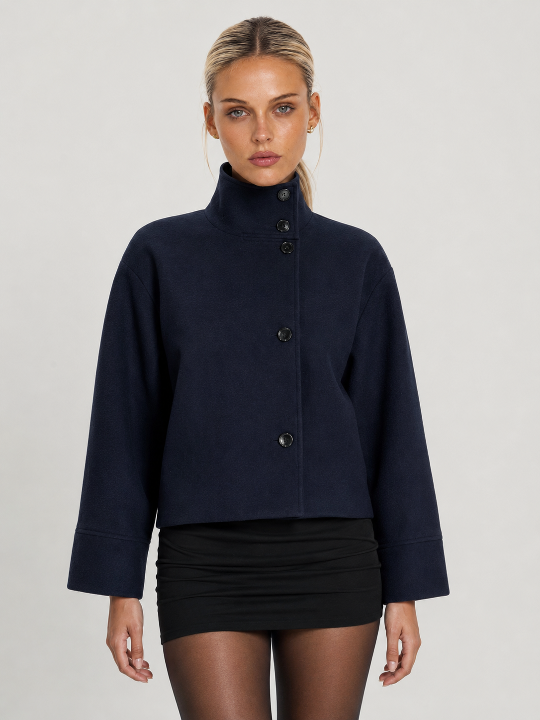 Kurzmantel für Damen in Marineblau mit hohem Stehkragen und asymmetrischer Knopfleiste