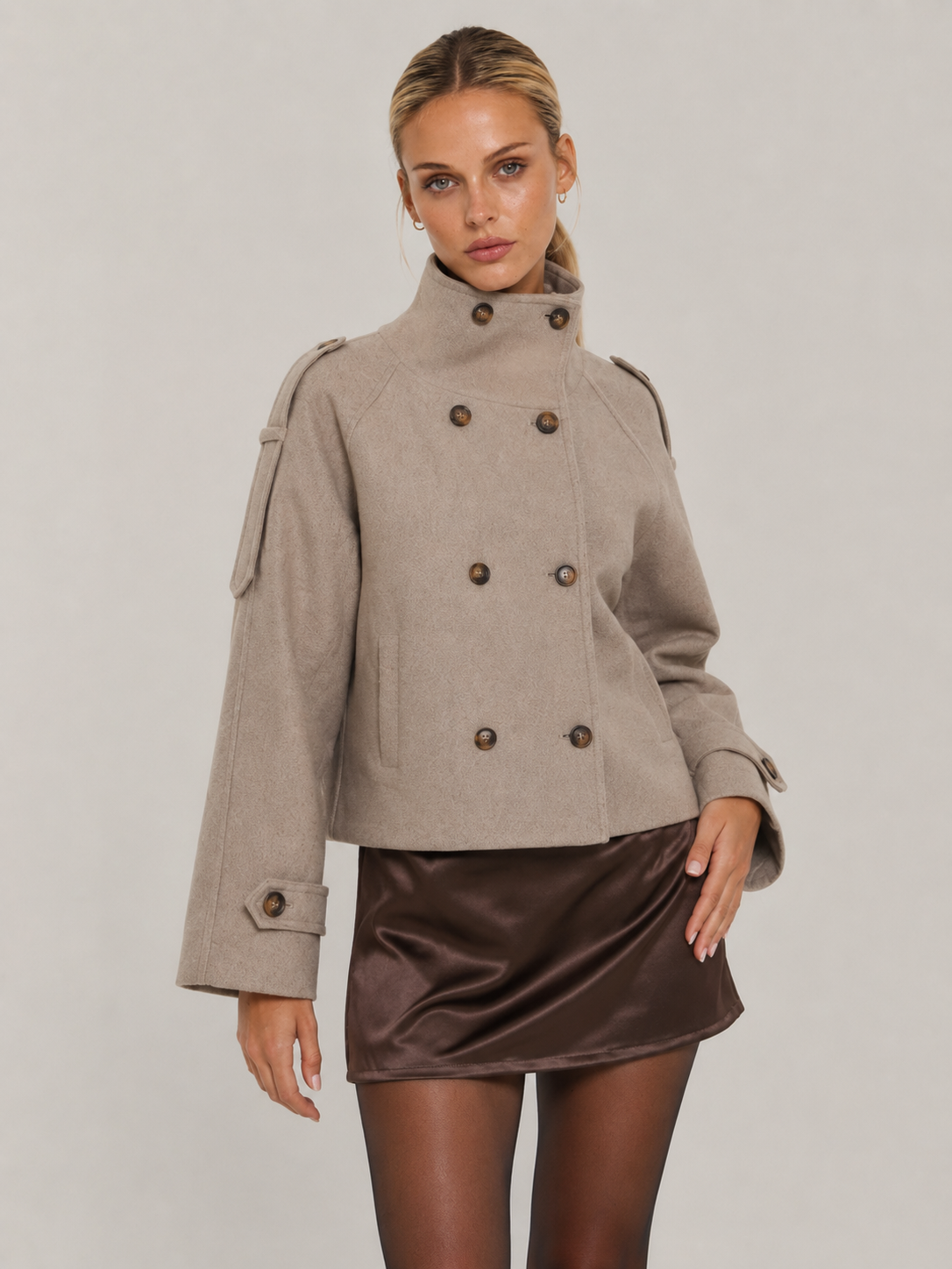Zweireihiger Kurzmantel für Damen in Beige mit hohem Stehkragen