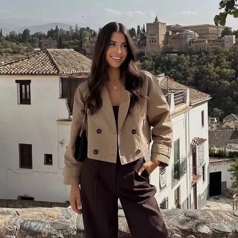 Kurzjacke Damen zweireihig mit Reverskragen und Schulterklappen COLETTE in Beige – Streetstyle