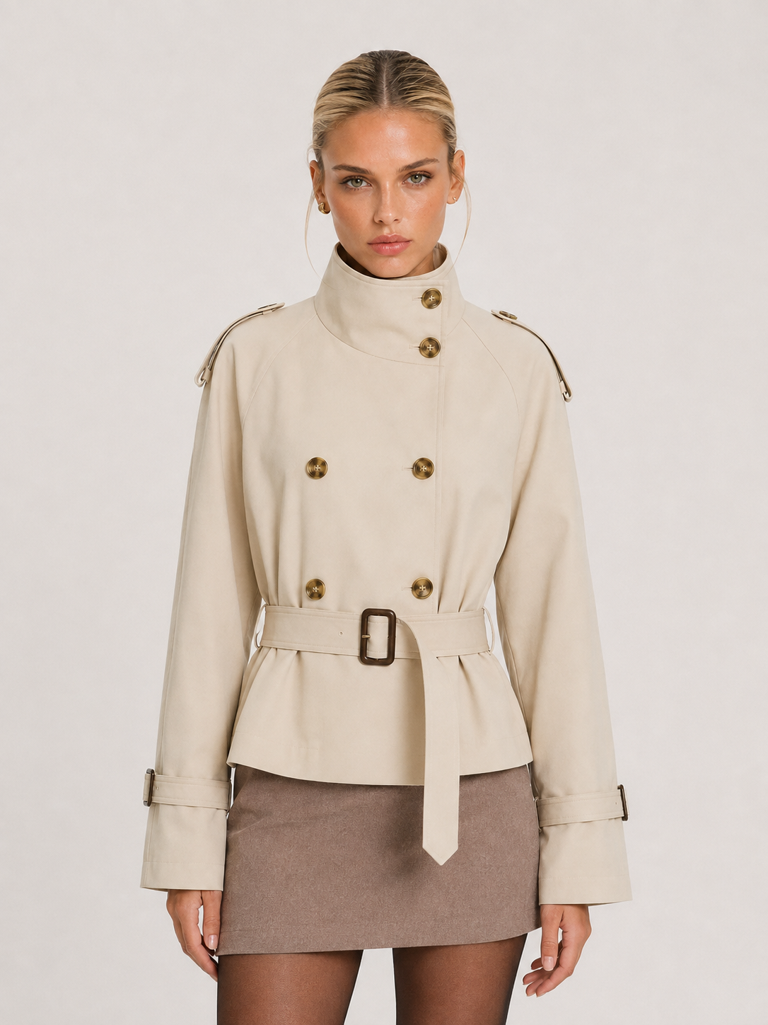 Damen-Trenchcoat in Apricot mit hohem Stehkragen, zweireihiger Knopfleiste und Taillengürtel