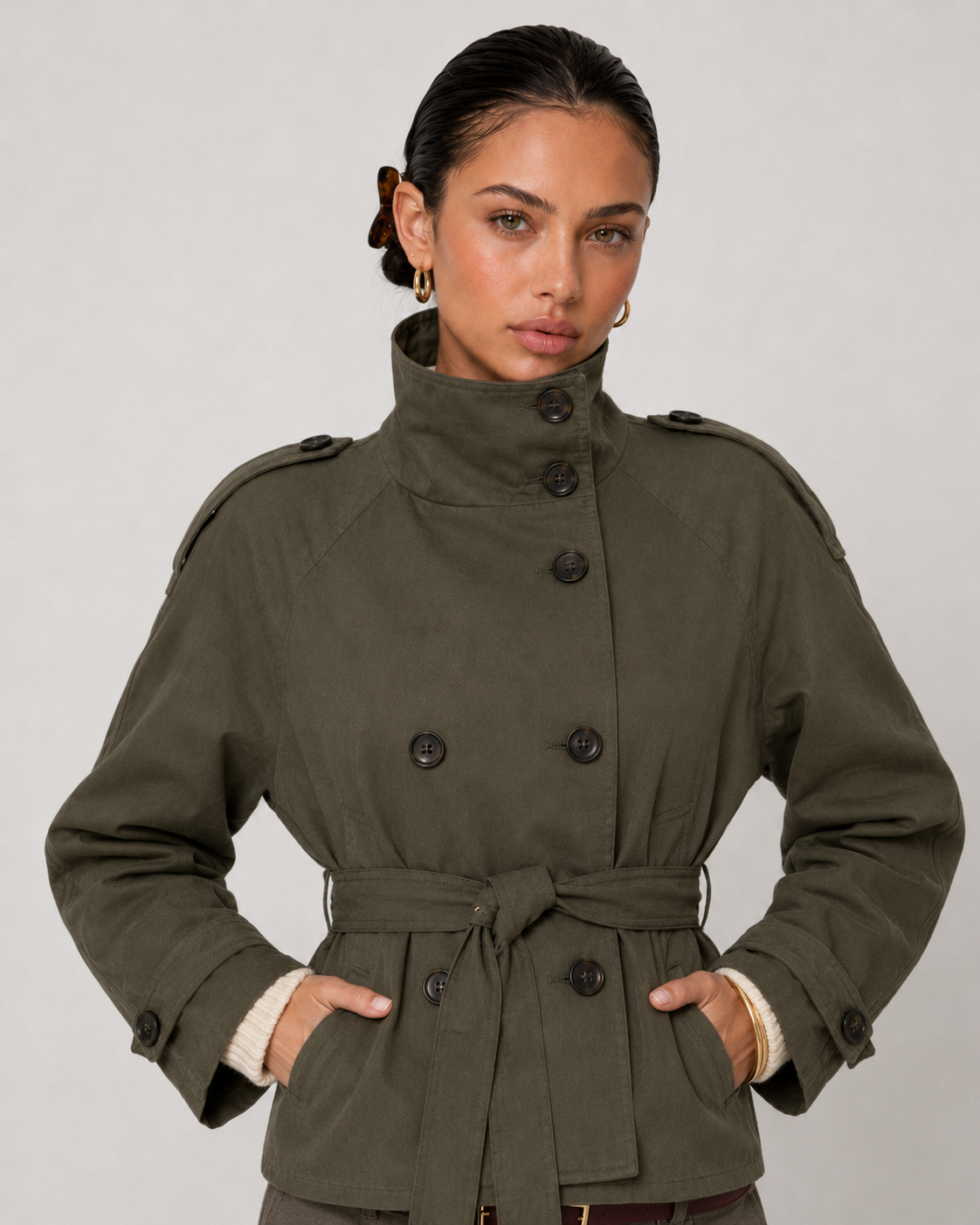 Detailaufnahme von Material und Verarbeitung am kurzen Damen-Trenchcoat in Armygrün