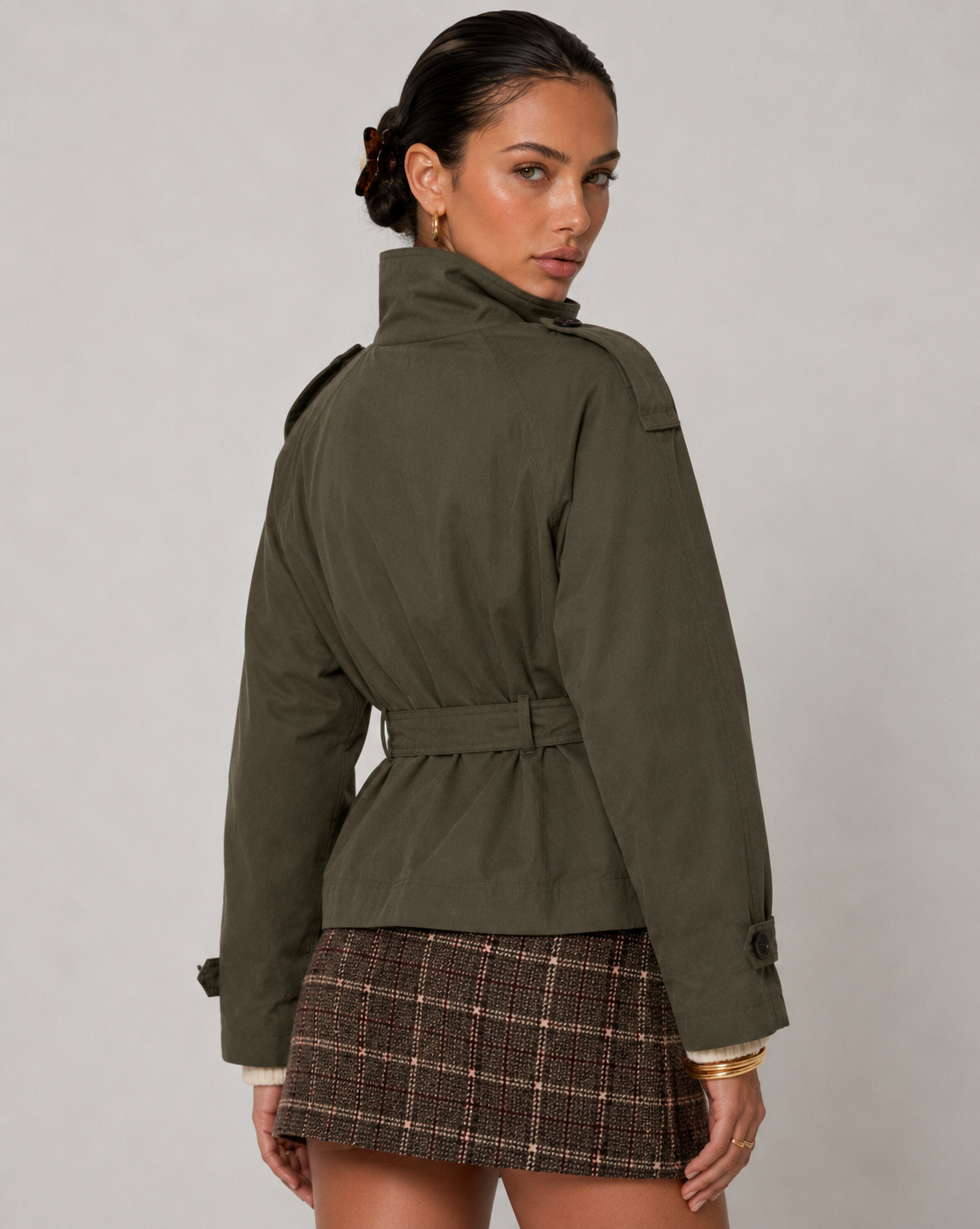 Detail des Bindegürtels an der Taille des kurzen Damen-Trenchcoats in Armygrün