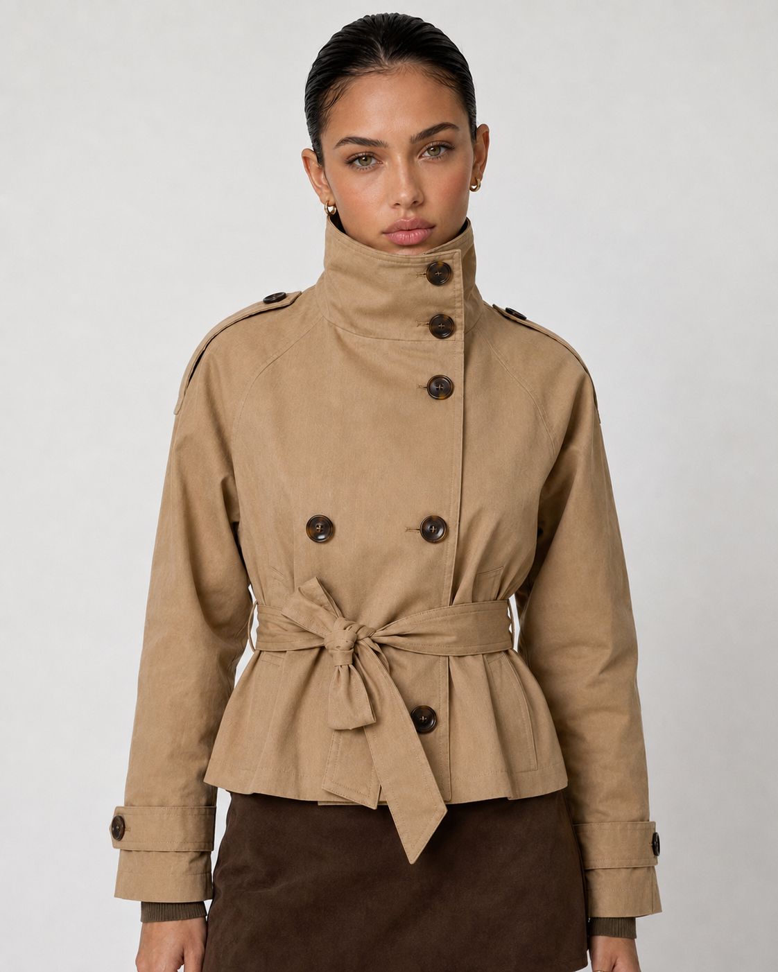 Kurzer Trenchcoat in Khaki von der Seite, betonte Schultern und verstellbarer Riegel am Ärmelabschluss