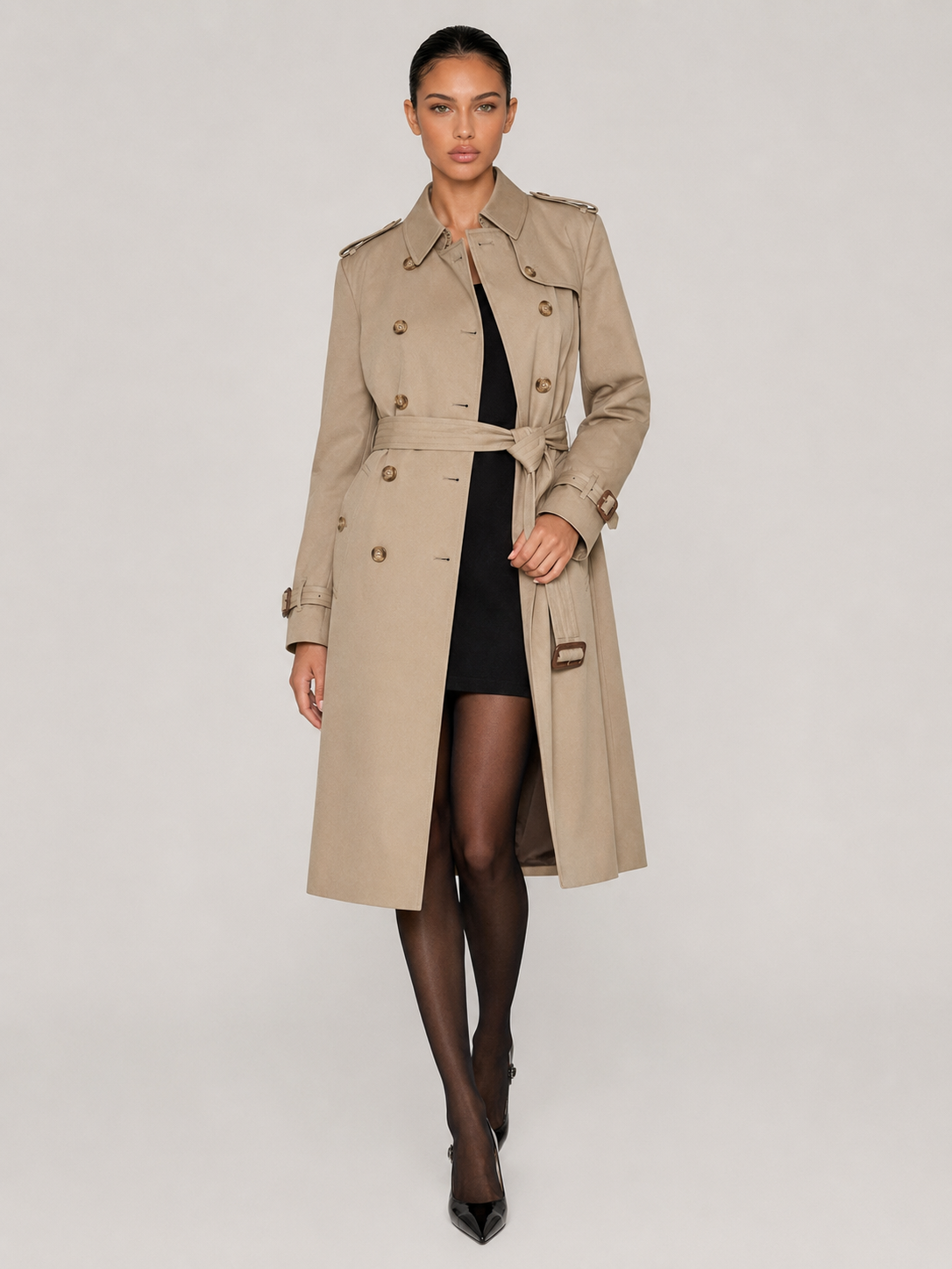 Zweireihiger Damen-Trenchcoat in Khaki von der Seite, taillierte Passform und lange Linie