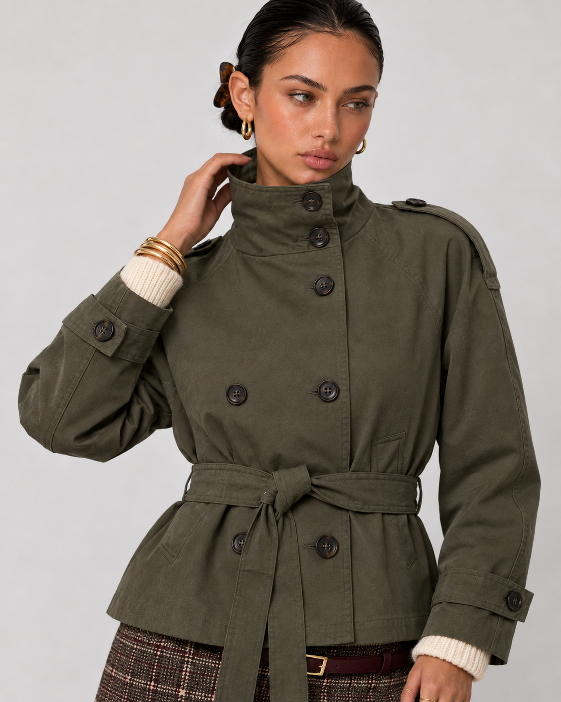 Kurzer Trenchcoat für Damen in Armygrün mit Stehkragen, Doppelknopfleiste und Bindegürtel