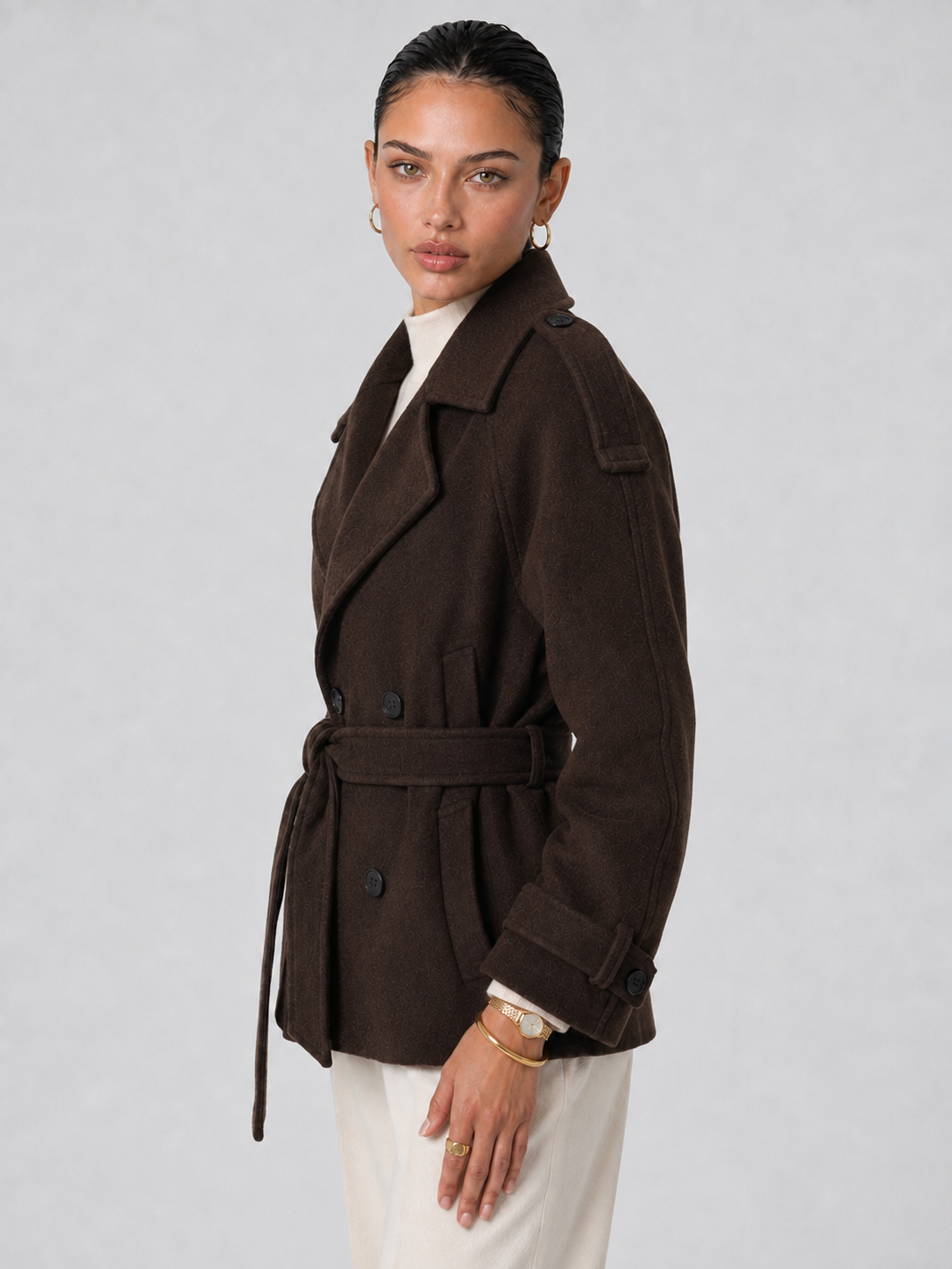 Rückansicht des kurzen Damen-Trenchcoats in Braun mit gerader, kurzer Linie