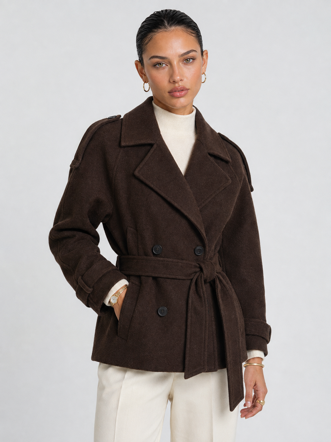 Kurzer Trenchcoat für Damen in Braun mit breitem Reverskragen und zweireihiger Knopfleiste