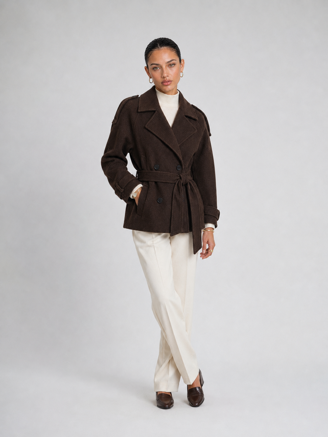 Detail des breiten Reverskragens und der Schulterpartie am Trenchcoat in Braun