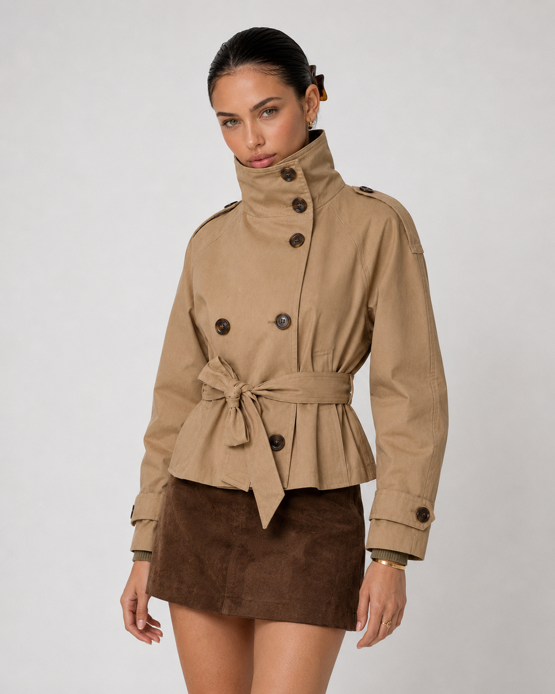Detail des hohen Stehkragens und der Schulterklappe am kurzen Damen-Trenchcoat in Khaki